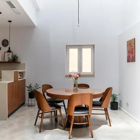 Modern Family Town House In Quaint Village Holiday home *