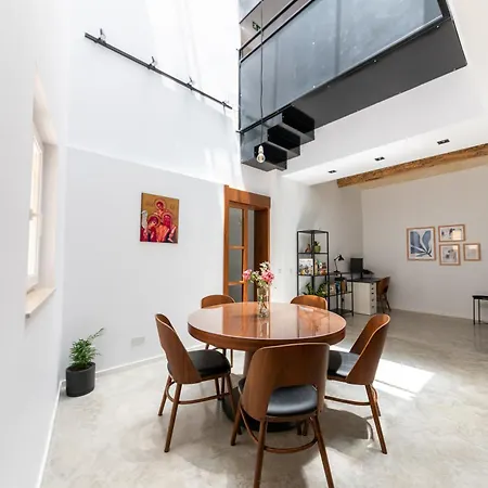 Modern Family Town House In Quaint Village 펜션 *