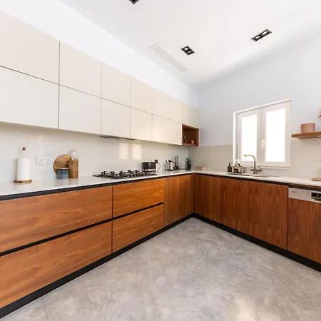 Modern Family Town House In Quaint Village 펜션