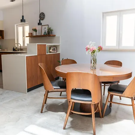 펜션 Modern Family Town House In Quaint Village *