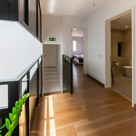 펜션 Modern Family Town House In Quaint Village